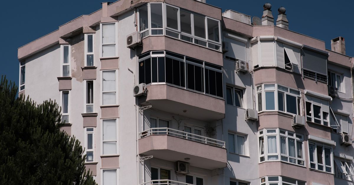 Exterior view of a contemporary apartment building in İzmir, Türkiye, showcasing architectural details.